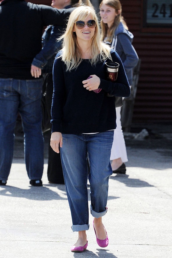 Reese Witherspoon lại rất đơn giản với áo len màu navy, quần boyfriend xắn trên mắt cá chân, kính râm và điểm nhấn là đôi giày bệt màu hồng.