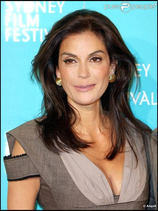 Teri Hatcher bật mí có hay cho rượu vang đỏ vào nước tắm của mình. Cô cho biết rượu vang đỏ có khả năng cải thiện sự đàn hồi cho da, giúp làn da mềm mịn và sáng đẹp.