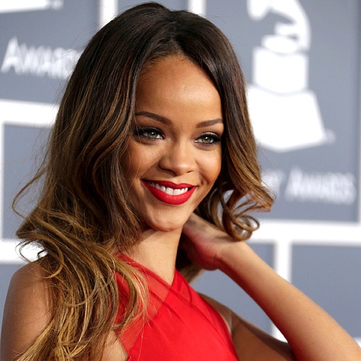 Một chút phấn bột màu vàng lên gò má và đường chân mày giúp Rihanna luôn rạng rỡ, tràn đầy sức sống mỗi khi xuất hiện trước công chúng. Ngoài ra cô ca sĩ cá tính này cũng áp dụng tương tự với phấn bronzer.