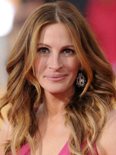 Julia Roberts luôn quan tâm chăm sóc đến đôi bàn tay của mình. Cô thường thấm tay trong dầu ô liu để ngăn các móng tay khỏi bị gãy và giữ làn da luôn mềm mại.