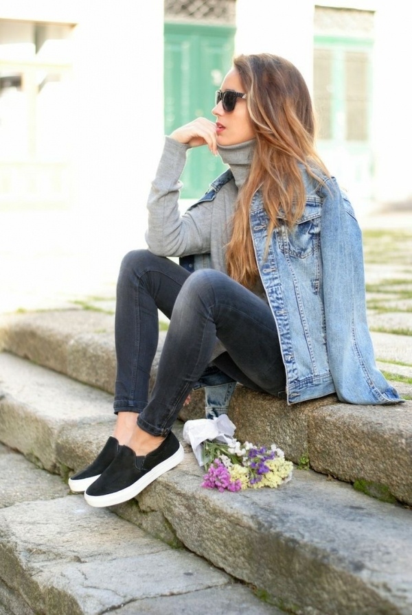 Gợi ý cho những cô nàng cá tính bằng cách phối áo cổ lọ với áo khoác denim bên ngoài. Trông bạn sẽ cực kỳ năng động và tự tin đấy.