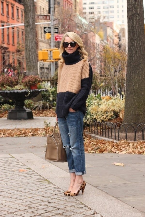 Set đồ đơn giản nhưng cá tính với áo len cổ lọ đa sắc với quần boyfriend jeans và giày cao gót sẽ giúp bạn tự tin sải bước trên phố.