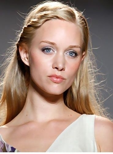 6. Tóc cuốn mái: Với những phù dâu thích sự đơn giản, dịu dàng thì đây là kiểu tóc lý tưởng cho họ. Chỉ cần chọn lấy một phần nhỏ tóc mái, sau đó cuộn xoắn lại  rồi ghim cố định bằng kẹp tóc. 