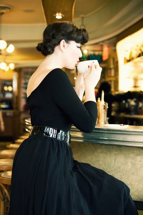 4. Dây lưng: Để làm nổi bật đường cong quyến rũ của bạn, hãy chọn một chiếc dây lưng cho váy đen. Rất đơn giản mà lại hiệu quả. Bạn có thể chọn bất cứ màu sắc và kiểu dáng dây lưng nào mà bạn thích. 