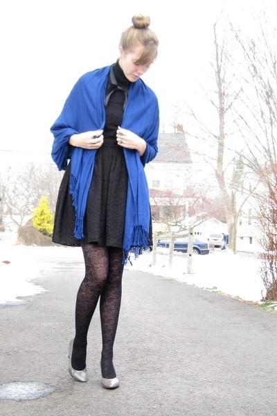 5. Khăn choàng: Nếu không muốn bị gò bó trong một chiếc áo khoác, bạn có thể lựa chọn thay thế bằng khăn choàng để mix với váy đen. Khăn choàng màu đen sẽ mang lại cảm giác ấm áp cho bạn, nhưng nếu muốn nổi bật và gây ấn tượng thì màu sắc tươi sáng là lựa chọn lý tưởng.