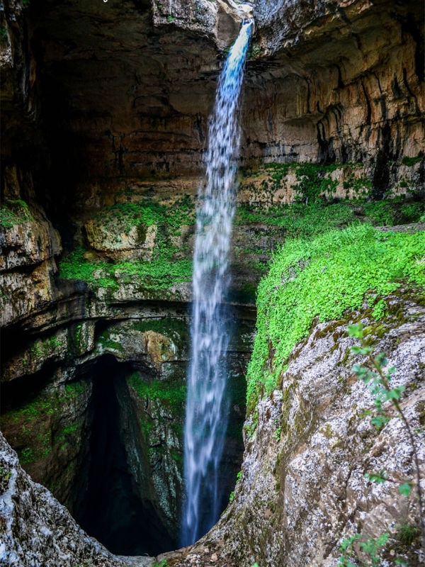 Các thí nghiệm được thực hiện với thuốc nhuộm huỳnh quang vào năm 1988 chỉ ra rằng nước từ vực thẳm sẽ chảy đến một thị trấn gần đó Mgharet al-Ghaouaghir.