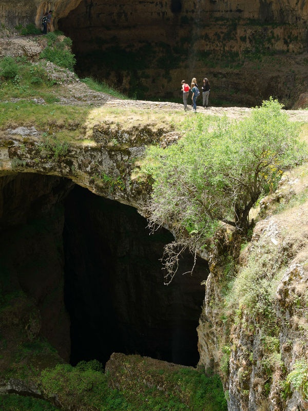 khách du lịch cũng được cảnh báo rằng không nên đi quá gần đến các cạnh của miệng hang vì dễ trơn trượt và miệng hang có thể sụp đổ nếu phải chịu sức nặng của quá nhiều du khách.