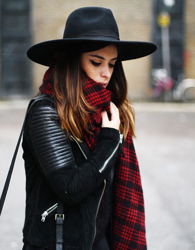 Tiếp nối tình yêu cuồng nhiệt với những kẻ sọc ca rô, mùa đông năm nay, giới mộ điệu lại có dịp làm duyên cho mình bằng muôn kiểu khăn choàng bản lớn kẻ ô, cùng nhiều màu sắc và chất liệu rất hợp với tiết trời lạnh giá như len, nỉ, bố …