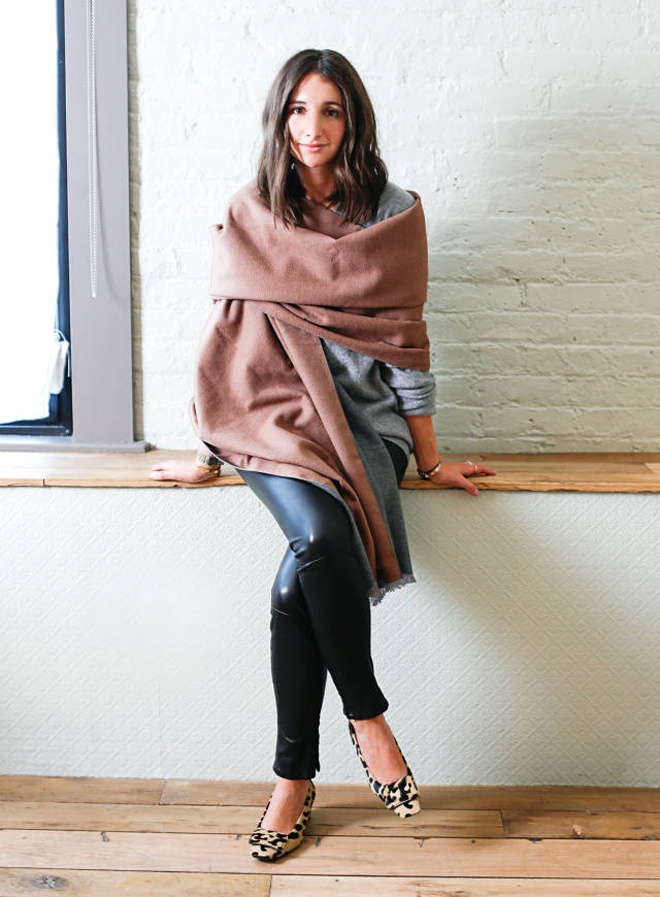 Với những cô nàng sáng tạo, một chiếc khăn bản to không chỉ có tác dụng che ấm cơ thể mà còn đóng vai trò như một kiểu áo khoác ấm áp và rất điệu đà. Để choàng khăn theo cách này, bạn hãy trang bị cho mình 1 chiếc khăn quàng bản to, với màu sắc, hoa văn tùy sở thích. 