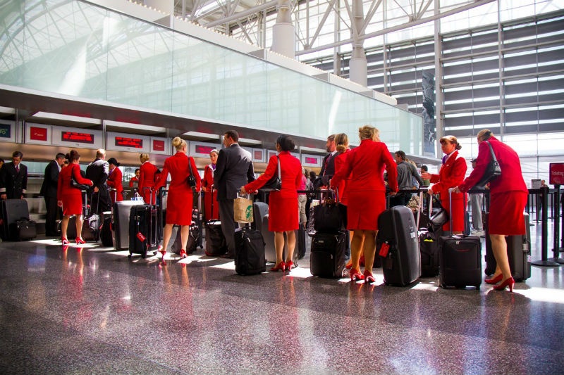 1. Tiếp viên hàng không: Không chỉ kiếm được một khoản thu nhập kha khá, các tiếp viên hàng không còn được đi du lịch miễn phí. Bên cạnh đó, những người thân trong gia đình họ cũng được hưởng những ưu đãi đáng kể khi đi du lịch. Kinh nghiệm phục vụ khách hàng, thông thạo tiếng Anh và có khả năng bơi 25m là những kỹ năng cần thiết để trở thành một tiếp viên hàng không. Ảnh: Businessinsider.