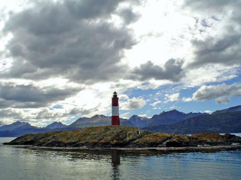 1. Quần đảo Tierra del Fuego (Argentina/Chile): Nằm ở cực nam của châu Mỹ, chia cắt hai đất nước Argentina và Chile, Tierra del Fuego được coi là điểm đến tận cùng của trái đất. Tới đây, bạn sẽ được chiêm ngưỡng những cảnh quan thiên nhiên hoang sơ nhất thế giới bằng thuyền kayak hay đi tàu catamaran qua con kênh Beagle nổi tiếng. Vào tháng 12, mặt trời chiếu sáng ở Tierra del Fuego suốt 18 tiếng, điều đó có nghĩa là bạn sẽ có nhiều thời gian để tham gia các hoạt động ngoài trời thú vị ở đây. Ảnh: Tripadvisor.
