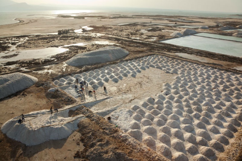 3. Cộng hòa Djibouti: Nằm ở đông châu Phi và cửa ngõ của biển Đỏ, Djibouti tự hào là một đất nước có nhiều kỳ quan địa chất, những điểm đến dưới nước tuyệt diệu và nền văn hóa đa dạng. Mặc dù thời tiết nóng quanh năm, nhưng tháng 12 là thời gian mát mẻ nhất để bạn có thể khám phá Djibouti. Bạn có thể tới Lac Assal nằm dưới mực nước biển 155m được coi là nơi thấp nhất của lục địa này. Tại đây, bạn có thể xem công nhân thu muối, hay ngâm mình dưới làn nước trong mát của vịnh Ghoubbet. Ảnh: Blogspots.