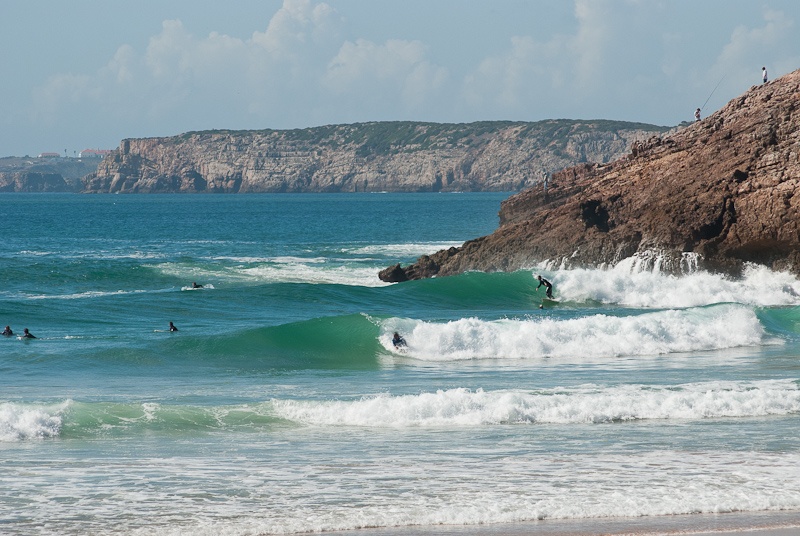 6. Algarve (Bồ Đào Nha): Bờ biển phía tây Algarve là một trong những địa điểm lướt sóng nổi tiếng của châu Âu. Những con sóng lớn, dữ dằn nhất ở đây thường xảy ra trong khoảng thời gian từ tháng 10 đến tháng 3, đặc biệt ở khu vực vùng Carrapareita. Nếu bạn mới chỉ bắt đầu tập môn thể thao mạo hiểm này, hãy đến khu vực Praia do Penedo với những con sống nhỏ vừa sức. Đây cũng là thời điểm du giá rẻ, nghĩa là chi phí nghỉ dưỡng sẽ rẻ hơn rất nhiều so với mùa hè cao điểm. Ảnh: Exploration. 