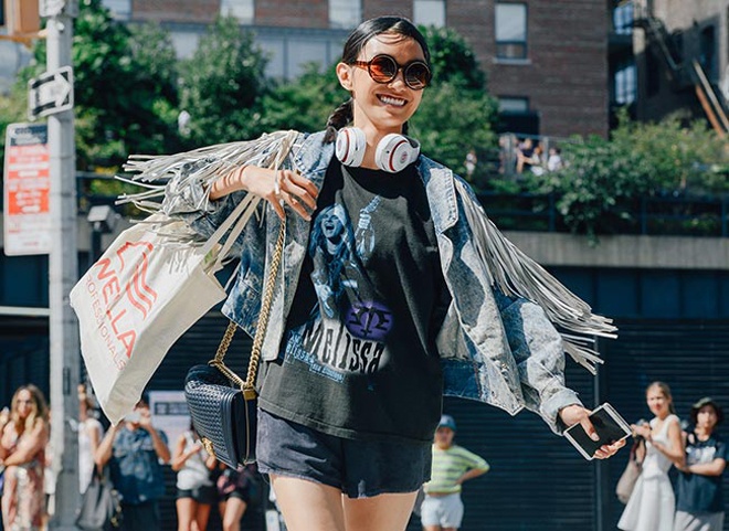 Lợi thế của những sợi dây xinh xắn này là giúp bạn gái trở nên mềm mại và quyến rũ hơn, nhất là khi dạo bước trong gió đông. Bởi khi đó, những sợi dây tung bay trong gió sẽ níu ánh nhìn của người đối diện …