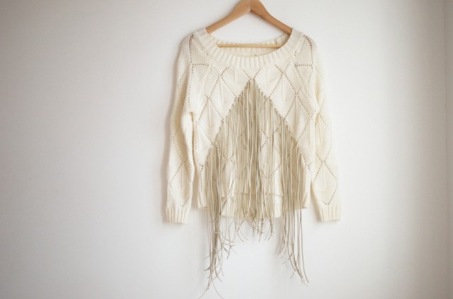 Nếu khó tìm những  kiểu trang phục dây tua rua đang làm các fashionista thế giới mê đắm, bạn hoàn toàn có thể vận dụng khả năng sáng tạo và tài khéo léo của mình để “F5” chiếc áo len cũ trong tủ đồ đông năm trước thành kiểu áo tua rua hợp mốt và sành điệu để diện đẹp như blogger thời trang nổi tiếng Geneva Vanderzeil.