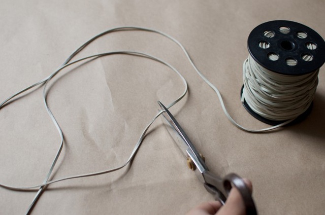 Bắt tay vào việc bằng cách dùng kéo cắt dây da thành những sợi dài đều nhau.