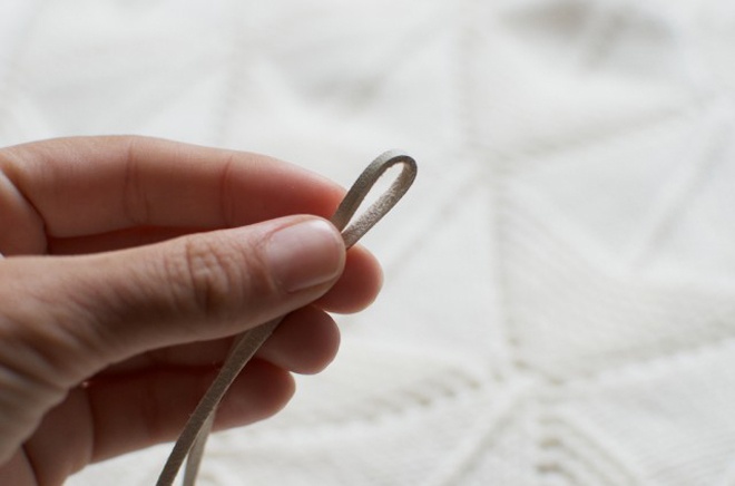 Gấp đôi sợi dây da đã cắt.