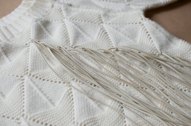 Lặp lại tương tự theo hướng thấp dần xuống thân áo.