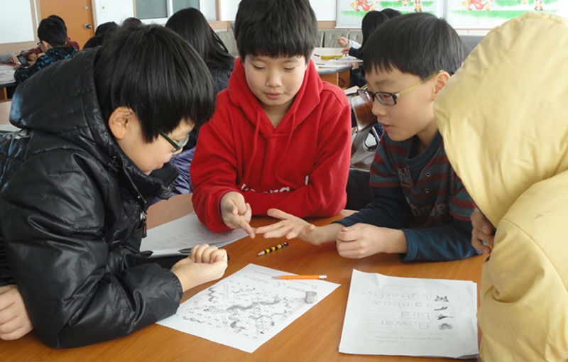 5. Nền giáo dục của Hàn Quốc:  Nền giáo dục của Hàn Quốc không phải là một hệ thống đơn giản với việc trẻ em đến trường để học, vui chơi, tìm hiểu rồi trở về nhà. Các gia đình ở đất nước này sẽ tìm mọi cách để tạo cho con có lợi thế trong xã hội hay một vị trí trong các tập đoàn hàng đầu nên tạo áp lực với những đứa trẻ là điều hết sức bình thường.