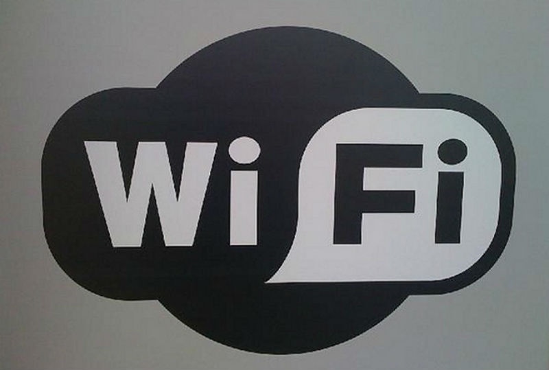 6. Wifi ở mọi nơi: Đến Hàn Quốc, bạn sẽ thấy mọi người đều tập trung vào chiếc điện thoại. Họ không bao giờ rời khỏi nhà mà thiếu điện thoại và hầu như mọi nơi đều có sẵn wifi. Không chỉ có vậy, nếu chẳng may điện thoại của bạn bị hết pin, không cần lo lắng vì bạn có thể tìm thấy ổ sạc điện thoại ở bất cứ đâu từ nhà hàng, quán cà phê...