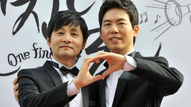 8. Văn hóa đụng chạm: Người Hàn Quốc có một văn hóa đụng chạm được gọi là skinship khi mà mọi người, bất kể nam hay nữ đều được tự do chạm vào bạn bè của họ. Đừng ngạc nhiên khi bạn nhìn thấy các chàng trai nắm tay nhau, ngồi trên đùi nhau hay thậm chí là 