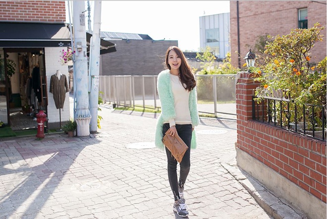 Đường phố Seoul vào thu không chỉ làm say lòng người bởi cảnh sắc thiên nhiên tươi đẹp, mà còn vì phong cách street style nổi tiếng sang trọng, sành điệu và hợp thời trang của những cô nàng xinh đẹp xứ kim chi.