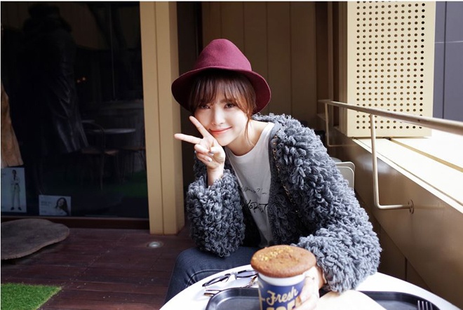 Kết hợp áo len khoác bông xù với những chiếc mũ thời thượng fedora, bạn đã có ngay 1 set đồ đông đẳng cấp và cá tính.