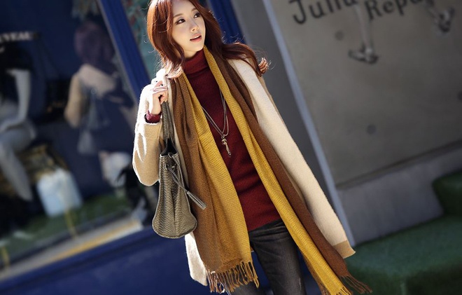 Dù không tốn công sức hay phải đòi hỏi chút khéo tay nào, nhưng cách choàng khăn này lại mang đến cho bạn gái nét đẹp duyên dáng, gợi cảm, vì những vạt khăn bay nhẹ trong gió đông rất dễ làm người đối diện phải nao lòng.