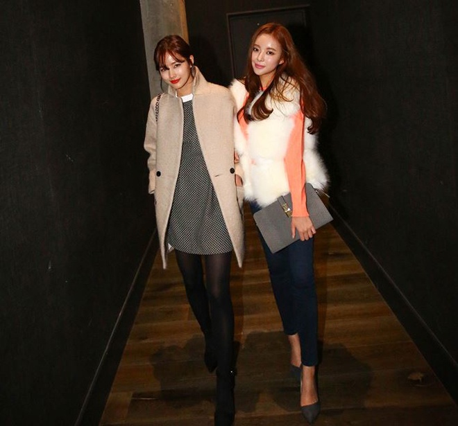 Mix áo cánh lông với áo kiểu dài tay, jeans và giày búp bê mũi nhọn sẽ tạo thành 1 kiểu đồ đông vừa hiện đại vừa thanh lịch và quyến rũ.