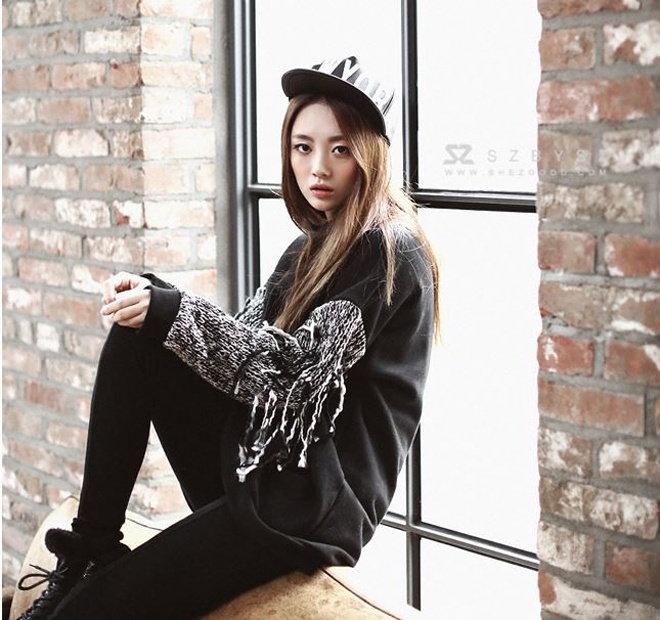 Cô nàng năng động, hiện đại lại yêu thích sự kết đôi đầy cá tính của dây tua rua với áo khoác len phom rộng, khoác hoặc mặc phủ ngoài theo kiểu layer, kết hợp mũ snapback tinh ngịch, cá tính.