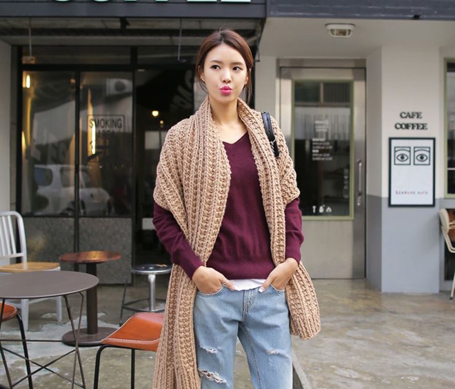 3. Tận dụng khăn choàng làm áo khoác. Chọn một chiếc khăn len, khăn nỉ dày bản to, choàng qua bờ vai, luồn vào 2 cánh tay, bạn đã có ngay một chiếc áo khoác thật ấm áp, độc đáo.