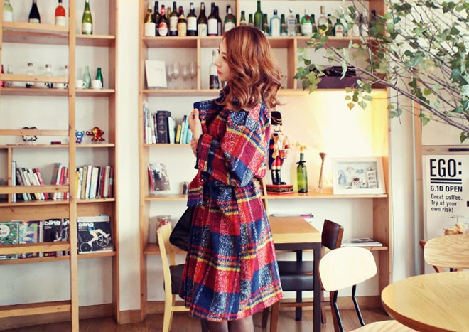 Vì vậy, nếu yêu sọc kẻ ca rô, hoặc họa tiết tartan đậm dấu ấn xứ Scotland, bạn hãy tranh thủ mang chúng vào đông với những kiểu trend coat rực rỡ màu sắc.