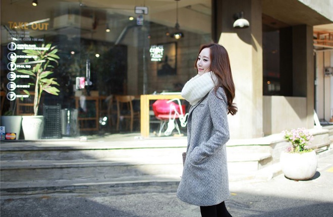 Ngoài ra, còn có nhiều kiểu khăn len bản to dày được móc thành một vòng tròn. Để sử dụng chúng rất đơn giản, bạn chỉ cần cho khăn qua đầu, kéo xuống dưới cổ và điều chỉnh những nếp gấp của khăn theo ý thích của mình.