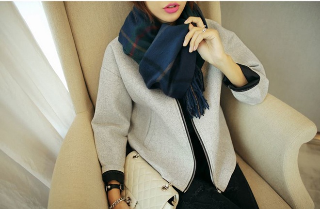 Cách phổ biến nhất là bạn chỉ cần gấp đôi chiếc khăn, choàng qua cổ, luồn phần đuôi khăn vào đoạn gấp khúc và kéo xuống là có ngay một kiểu thắt khăn mùa đông ngọt ngào, nữ tính.