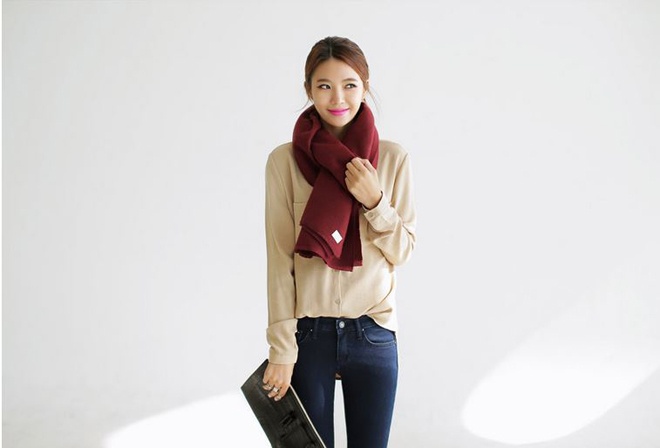 6. Thắt chéo. Có nhiều kiểu thắt khăn bản lớn theo dạng này và hầu hết đều rất dễ làm, dễ mix, match với bất kỳ trang phục đông nào.