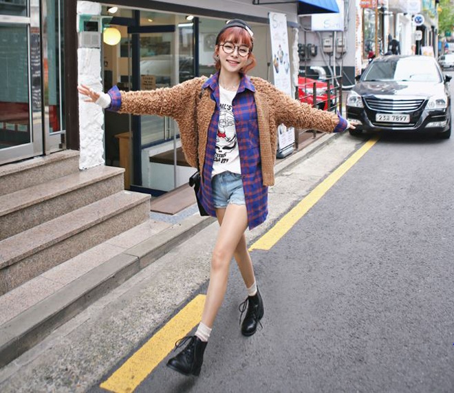 Một ưu điểm nổi trội của loại áo len này là ngoài việc giữ ấm, chúng còn giúp các nàng cò hương thêm tự tin vì cải thiện khá tốt vóc dáng mỏng manh của mình.