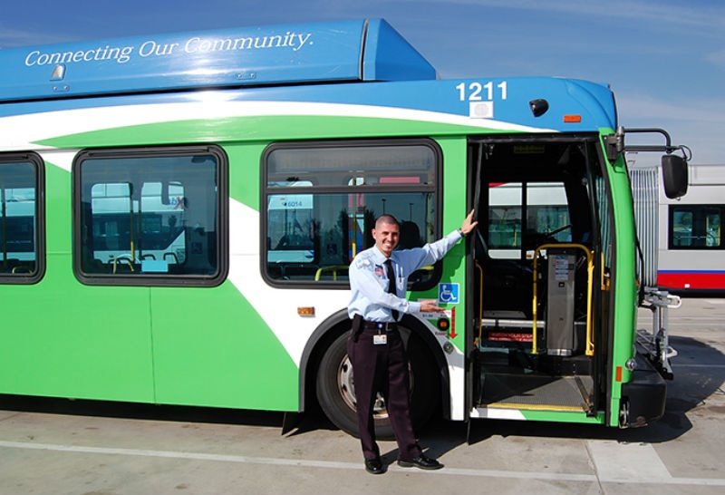 1. Người Mỹ rất thân thiện: Người Mỹ nổi tiếng với nụ cười luôn nở trên môi. Điều này có thể làm bạn ngạc nhiên, nhưng với họ đó là một cách lịch sự để làm cho mọi người thấy mình được chào đón và thoải mái hơn. Bạn sẽ thấy người Mỹ bắt chuyện với người lạ ở khắp mọi nơi, trong khi chờ đợi xe bus, tàu, bên trong thang máy hay bất cứ nơi nào có thể. Câu cửa miệng của họ luôn là: 