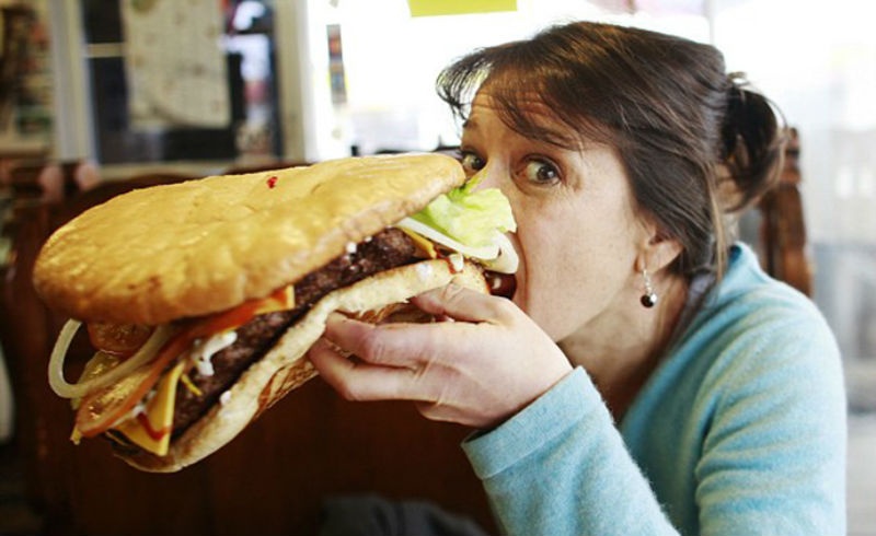 2. Các bữa ăn khổng lồ: Đối với người nước ngoài, một khẩu phần ăn lớn có thể được chia thành nhiều phần cho mọi người. Ở Mỹ lại không như vậy, một khẩu phần ăn cho một người rất nhiều và nếu không ăn hết, họ có quyền đem thức ăn thừa mang về nhà, đó gọi là văn hóa 