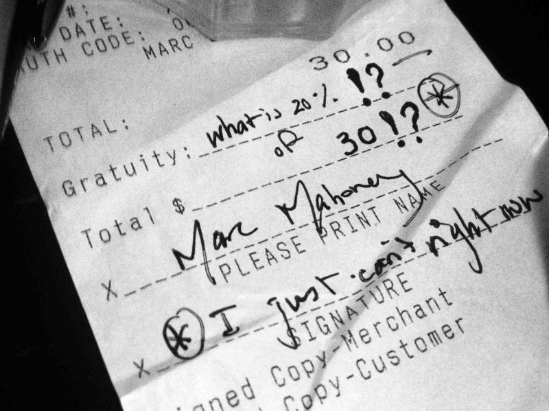 3. Tipping (tiền boa): Tipping là một thói quen phổ biến của người Mỹ. Từ các bồi bàn, tài xế taxi, nhân viên khách sạn đều muốn được bạn trả tipping. Mức phí tipping trung bình ở Mỹ là 15% tổng hóa đơn. Nhưng nếu bạn không hài lòng với cách phục vụ của nhà hàng, tip 10% và ngược lại, nếu cách phục vụ của nhà hàng thực sự tuyệt hảo, tip 20%. 