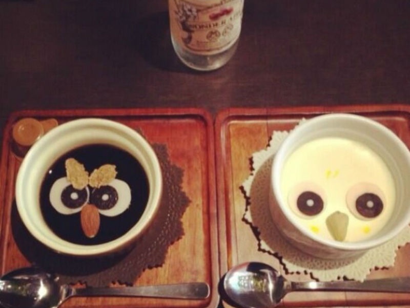 Để tăng thêm vẻ nổi bật cho quán, các vật dụng trong quán như ly tách, hũ đựng đường, sữa... đều in hình cú. Đặc biệt, những tách cà phê hay bánh ngọt trong quán cũng được trang trí theo hình chim cú. 