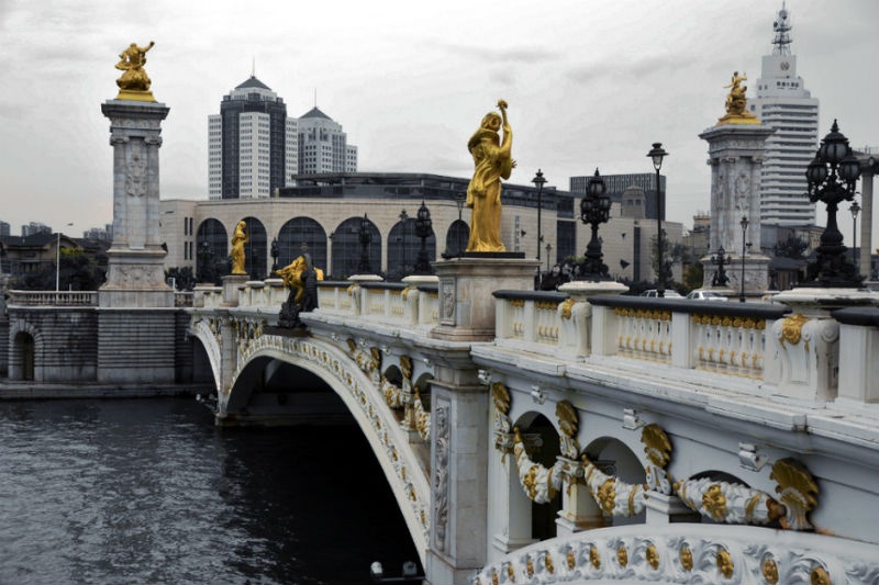 10. Pont Alexandre III ở Thiên Tân: Cầu cổng vòm mô phỏng nguyên bản ở Paris này được xây dựng từ năm 1973. Nó có bốn bức tượng đại diện cho khát vọng hòa bình và thịnh vượng: con rồng, con hổ, con phượng hoàng và con rùa.