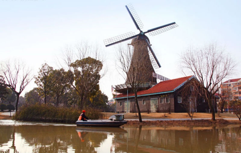 3. Làng Hà Lan ở Phố Đông: Cối xay gió bên dòng sông thanh bình khiến du khách giật mình ngỡ như mình đang ở đâu đó trên đất nước Hà Lan. Đây là dự án do Ủy ban Kế hoạch Thượng Hải phê duyệt từ năm 2001 có tên gọi là 