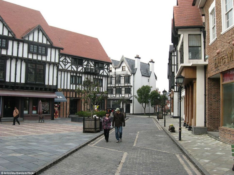 5. Thị trấn Thames ở Thượng Hải: Từ những ngôi nhà mang phong cách Tudor, con đường rải sỏi, những bốt điện thoại đỏ chót, bức tượng Winston Churchill bằng đồng hay thậm chí cả tượng vệ sĩ của Nữ hoàng cũng được mô phỏng gần như chính xác tại trung tâm Thượng Hải này. Nó cũng là một phần của dự án 