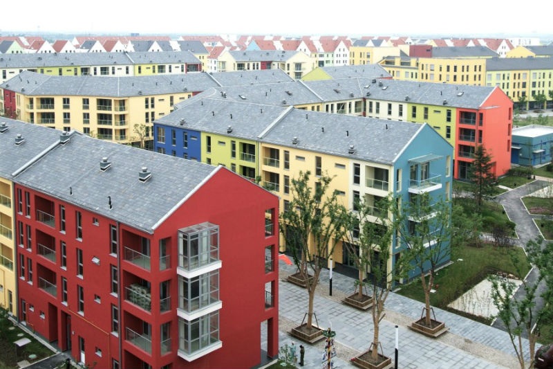 6. Làng Đức ở Thượng Hải: Nằm tại quận An Định, ngôi làng Đức được thiết kế bởi kiến trúc sư Albert Speer hoàn chỉnh với các tòa nhà sắc màu từ 3-5 tầng, các hàng cây xanh, kênh rạch và nhà hàng. Tuy nhiên, cũng giống các công trình khác cùng dự án 