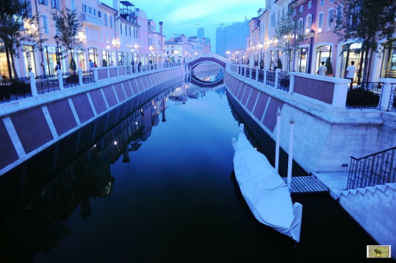 7. Florence ở Thiên Tân: Không đơn thuần là một thị trấn mà còn là khu mua sắm, một thành phố Florence đã được thu nhỏ tại Thiên Tân với diện tích lên tới 200.000 m2 với vô vàn nhà ở và các cửa hiệu nổi tiếng thế giới. 
