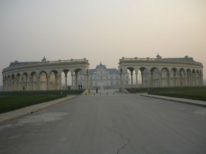 9. Château de Maisons-Laffitte ở Bắc Kinh: Khách sạn Zhang Laffitte ở Bắc Kinh được cho là bản sao chép của lâu đài Château de Maisons ở Pháp với phong cách kiến trúc nguy nga, tráng lệ. Khách sạn có một spa cao cấp và một bảo tàng rượu trong khuôn viên của mình.