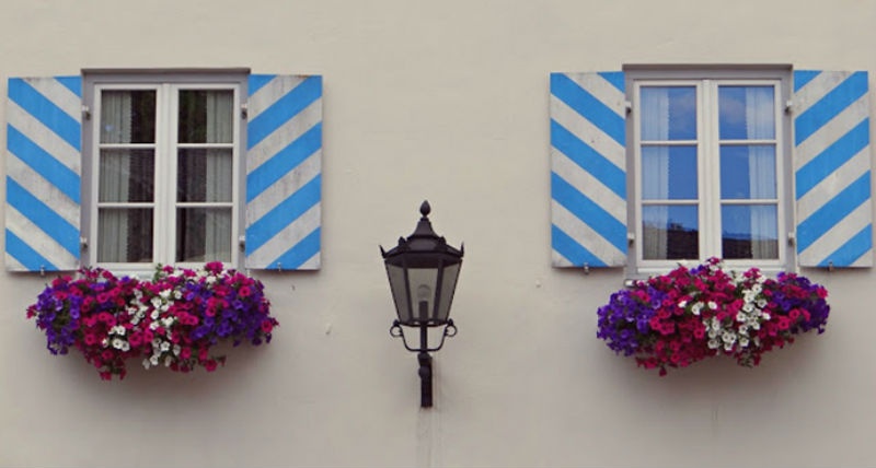 2. Không mở cửa sổ: Ở nước ngoài, nếu bạn đang ở trong xe hơi, ở nhà hay trong văn phòng, bạn bắt đầu cảm thấy ngột ngạt và muốn mở cửa sổ để hít khí trời. Nhưng nếu đang ở Đức, mọi người sẽ nhìn chằm chằm vào bạn, và một người nào đó sẽ ngay lập tức đóng cửa sổ lại. Đừng cảm thấy sốc vì người Đức tin rằng nếu bạn gặp phải một làn gió từ ngoài vào cửa sổ, bạn có thể bị cảm cúm, viêm phổi, thậm chí bị tắc động mạch nguy hiểm đến tính mạng.