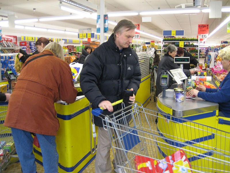 5. Các siêu thị không có túi đựng: Tất cả các siêu thị ở Đức không có túi đựng hàng hóa, bởi vậy, bạn phải mang theo túi của mình để đựng đồ. Những người thu ngân sẽ đặt hàng hóa bạn mua vào túi một cách nhanh chóng để tránh phiền toái cho những người mua sau.