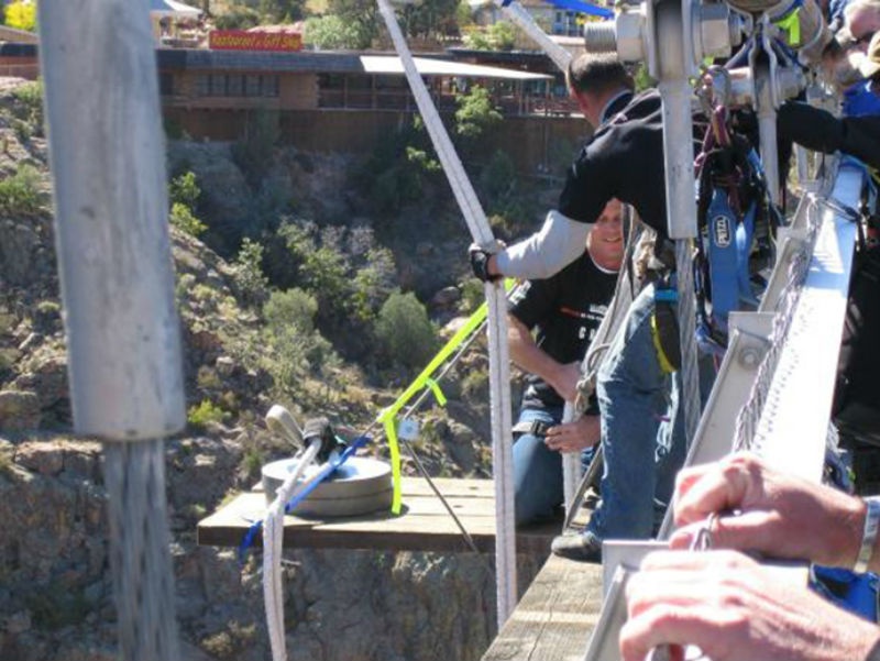 10. Royal Gorge Suspension Bridge, Mỹ: Nằm vắt ngang qua sông Arkansas, đây là cây cầu treo cao nhất nước Mỹ với độ cao 321m. Với độ cao như vậy, nó thực sự là điểm đến ưa thích của tất cả những người đam mê bungee. 