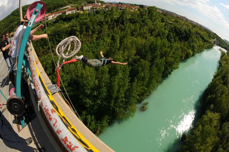 2. Solkan, Slovenia: Là địa điểm nhảy bungee duy nhất ở Slovenia, Top Extreme cho phép bạn nhảy từ cây cầu Solkan gần thành phố Nova Gorica ở độ cao 55m. Bạn có thể thưởng thức phong cảnh tuyệt đẹp ở đây trước khi nhảy xuống làn nước xanh ngọc của dòng sông Soca nổi tiếng.